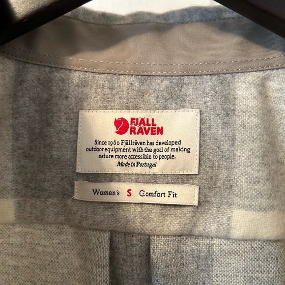 Fjall Raven Women's Gray Plaid Jacket - Picture 3 of 4